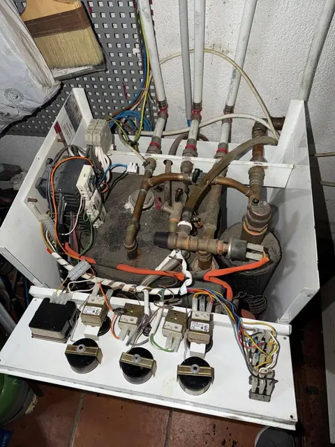 Conexiones eléctricas y regleta de una caldera
